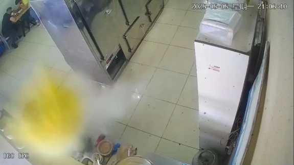 Düdüklü tencere patladı: Lokanta çalışanı saniyelerle kurtuldu