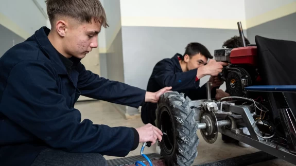 Meslek lisesi öğrencileri yarış arabası yaptı