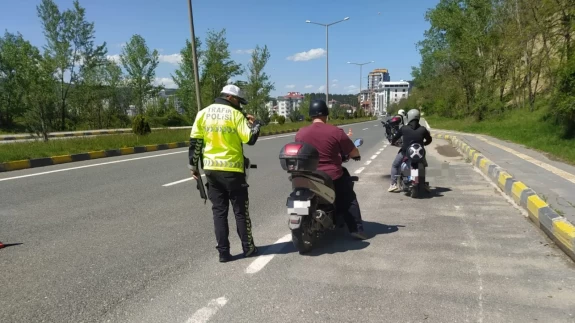 Trafikte kazaya davetiye çıkaran motosiklet sürücüsü kamerada