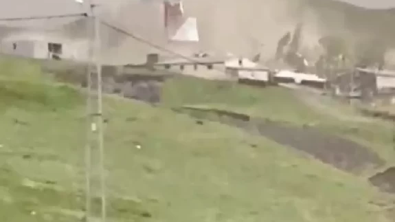 Kars'ta şiddetli rüzgar çatıları uçurdu: Korku dolu anlar kamerada