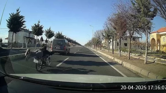 Yatarak motosiklet sürdü! O anlar kamerada
