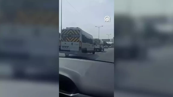 Esenyurt'ta okul servis araçlarının tehlikeli manevraları kamerada