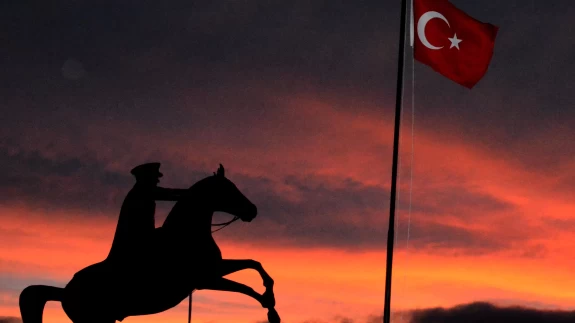 Sarıkamış’ta kızıllığa bürünen gün batımı izleyenleri büyüledi