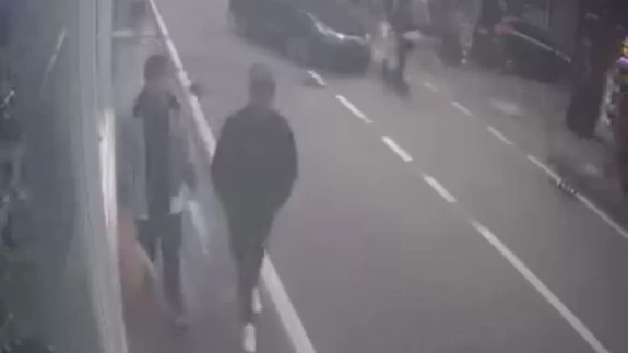 Ani dönüş yapan otomobil, scooter sürücüsüne çarptı! O anlar kameralarda