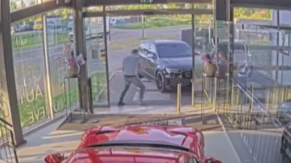 Galerisindeki lüks araçları kurtarırken polis şiddetiyle karşılaştı!