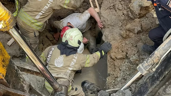Bayrampaşa kanalizasyon çalışmaları sırasında göçük altında kalan işçi böyle kurtarıldı