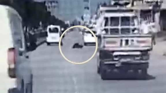 Yolun karşısına geçen kadına çarpıp kaçtı