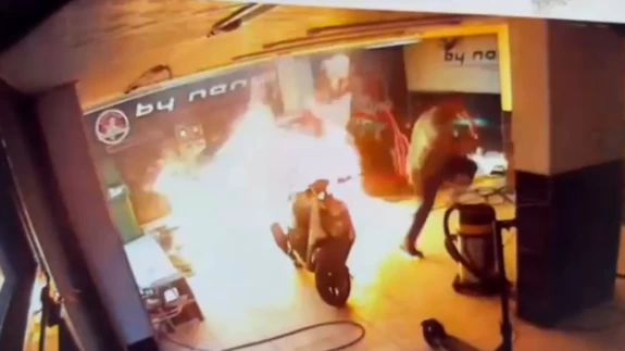 Oto yıkamacıdaki yangın güvenlik kamerasında