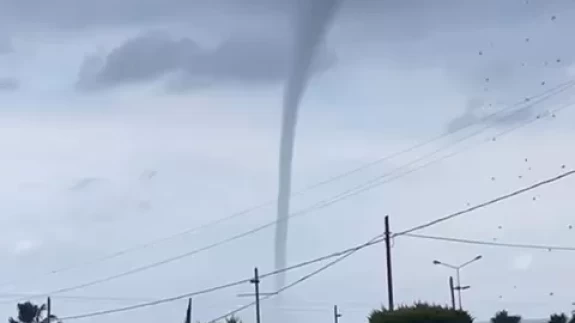Alanya'da sabah saatlerinde hortum paniği! Korku dolu anlar kamerada!