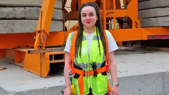 Neslihan, mühendislik kariyerini bırakıp kule vinç operatörü oldu