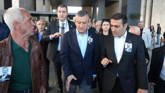 Özgür Özel'e saldırı anı kamerada!