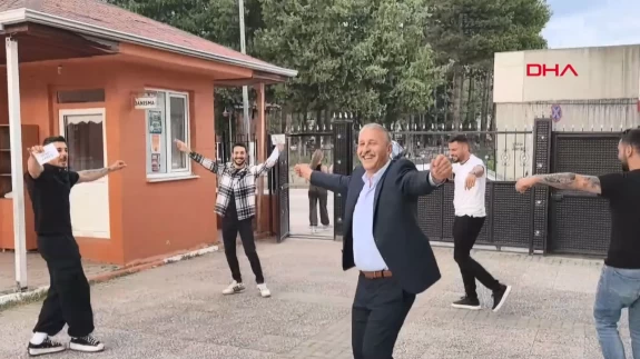 Bursa'da bir vatandaş muhtarlık zaferini çiftetelli ile kutladı