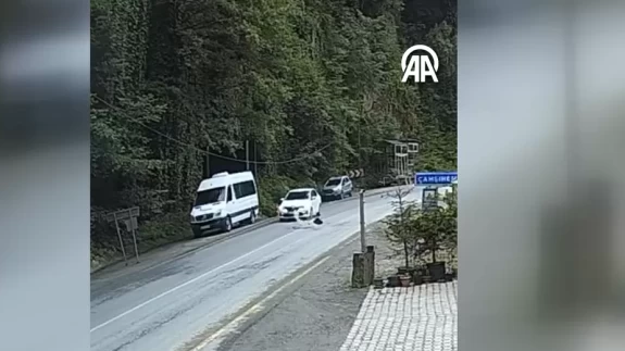 Yamaçtan arabanın üzerine düşen kaya parçası kameraya yansıdı