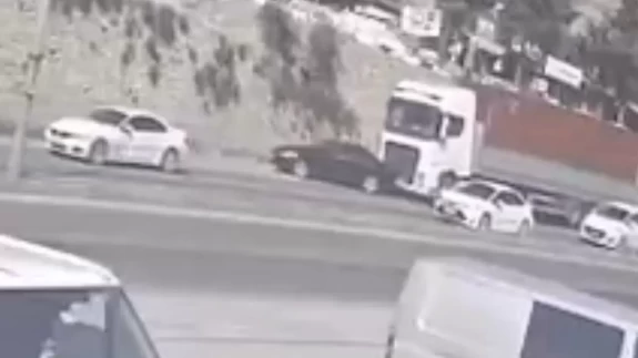 Tır sürücüsü otomobili göz göre göre sürükledi