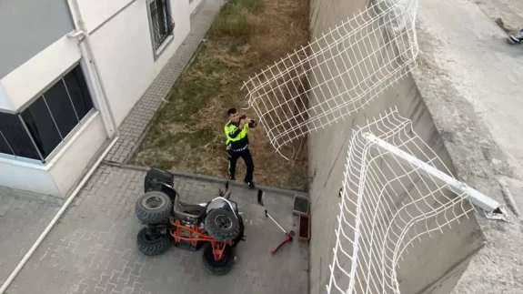 ATV’den düşen çocuk yaralandı, sürücü kaçtı; kaza kamerada