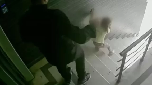 Cani baba küçük çocuğunu tekmeledi! Ağır yaraladı