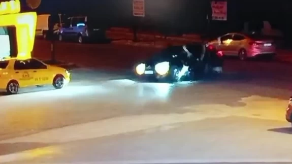 Motosiklet sürücüsü takla atıp otomobilin üzerine düştü... O anlar kamerada