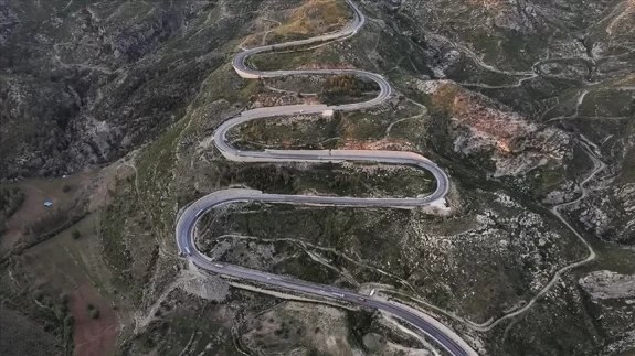 Demirkapı Tüneli'ne bağlanan kıvrımlı yol dronla görüntülendi