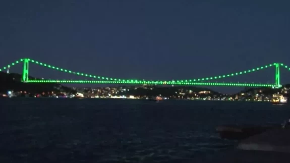 Fatih Sultan Mehmet Köprüsü, yeşil renkle aydınlatıldı