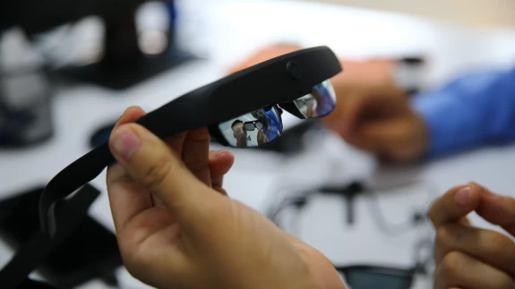 Genç girişimciden görme engellilere yardımcı olacak akıllı gözlük