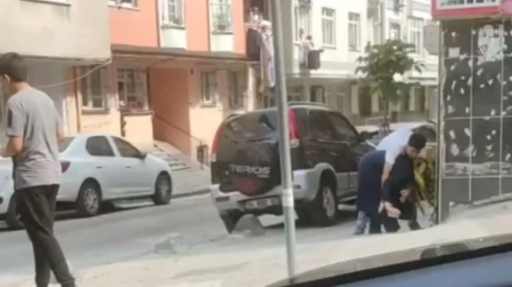 Annesine tekme attı, boğazını sıktı, herkes izlemekle yetindi