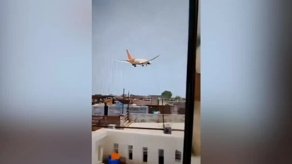 Hindistan'da yolcu uçağı yerleşim yerine düştü! Düşme anı kameraya yansıdı