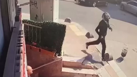Küçükçekmece'de silahlı saldırı: Kasklı saldırganın kaçışı kamerada