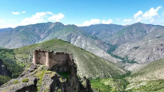 Erzurum'un kayalık zirvesinde yüzyıllardır ayakta kalan kale