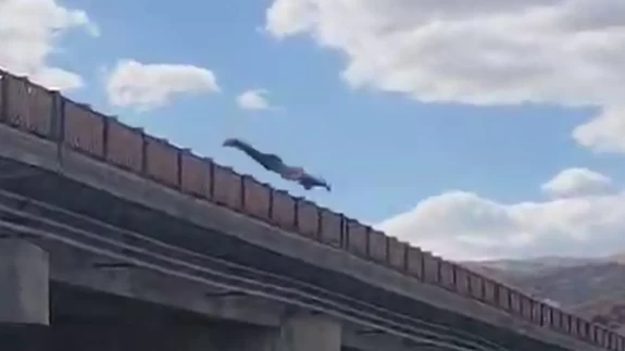 Arkadaşlarıyla iddialaştı, köprüden atladı! O anlar kamerada