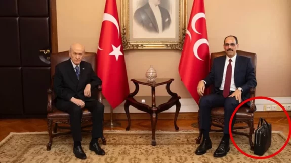 İbrahim Kalın’ın yanından ayırmadığı siyah çantanın sırrı ne?