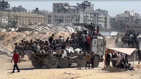 İsrail'in açlığa mahkum ettiği Gazzeliler'e un dağıtımı yapıldı