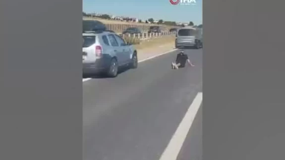 Silivri’de bir adam akan trafikte asfalta oturdu: O anlar kameralarda