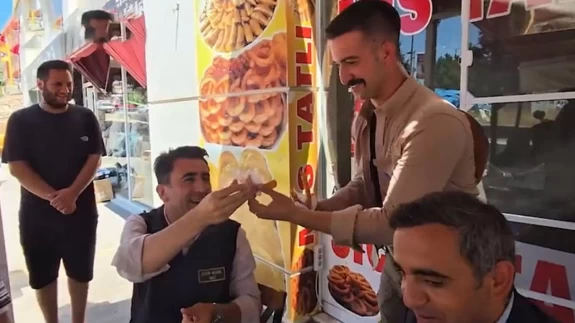 Tunceli Valisi Aygöl'den çiğ köfte vermeyi unuttuğu korumasına tatlı ikramı