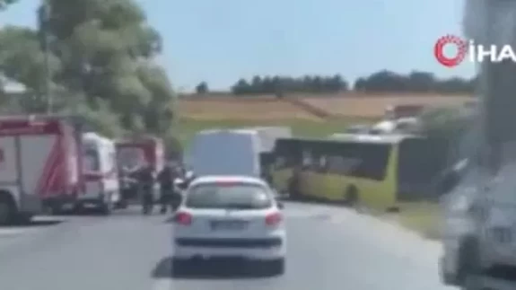 Arnavutköy’de İETT otobüsü ile otomobil kafa kafaya çarpıştı!