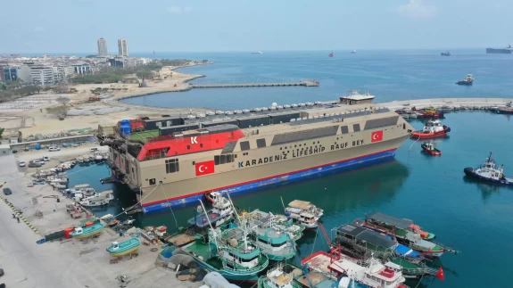 Depremzede öğrencilere okul olan gemi, hazır bekletiliyor