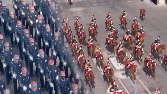 Fransa'da askeri tören dillere düştü!