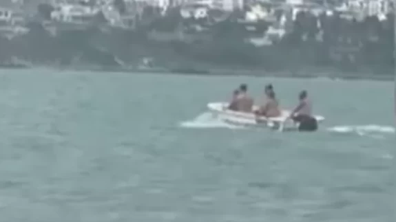 Denizde tehlikeli şaka! Alabora olan bottan son anda kurtarıldılar