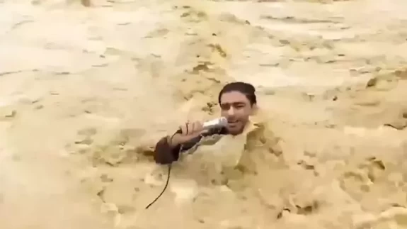 Yayın sırasında sel sularına kapıldı