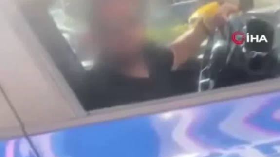 Esenyurt'ta yolda yürüyen genç kıza taciz kamerada