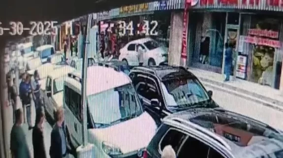 Alkollü sürücü mağazaya daldı, çocuklar ölümden döndü!