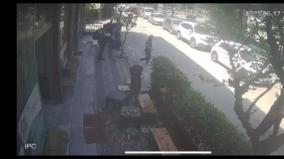 Müşterilerin üzerine çöp attı, ekipler kapıya dayandı