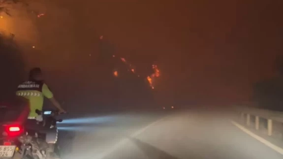 Bursa'da yürekler ağızlara geldi: Jandarma ve basın mensupları yangında mahsur kaldı