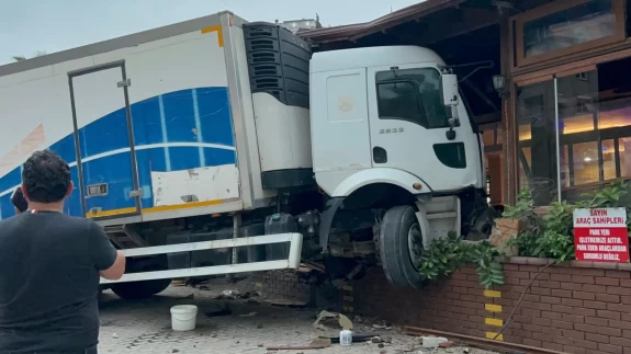 Freni arızalanan tırın önüne kattığı araçla iş yerine daldı: Kaza anı kamerada