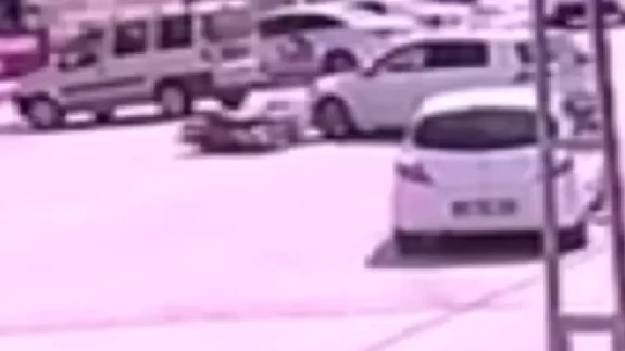 Ankara'da kontrolsüz çıkan otomobil kazaya neden oldu: O anlar kameralarda