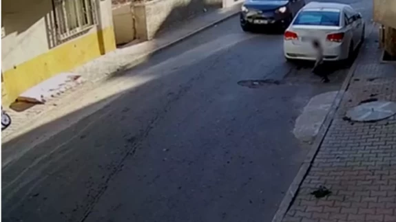 Sultanbeyli’de otomobilin çocuğu ezdiği feci kaza kamerada! Küçük çocuk ağır yaralandı