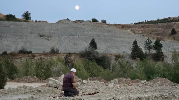 Yangında evini terk edip karşı tepede namazını kıldı