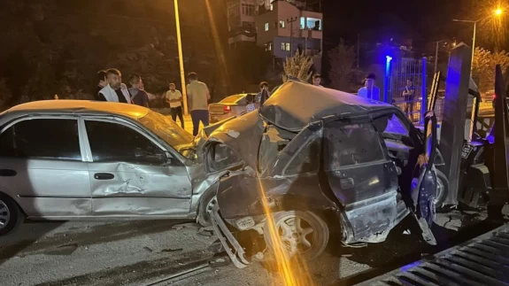 Kontrolden çıkan otomobil park halindeki araca çarptı...