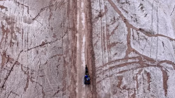 Palas Tuzla Gölü'nden geleneksel yöntemlerle tuz çıkarıyor