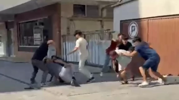 Kavga ettikleri şahsı taşla bayılttılar... Sokak ortasındaki kavga kamerada