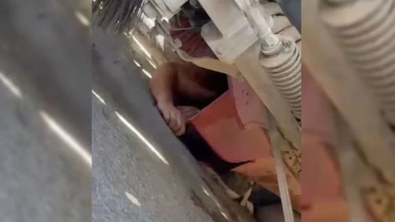 Kamyonun altında kalan motosiklet sürücüsünü kurtarmak için seferber oldular